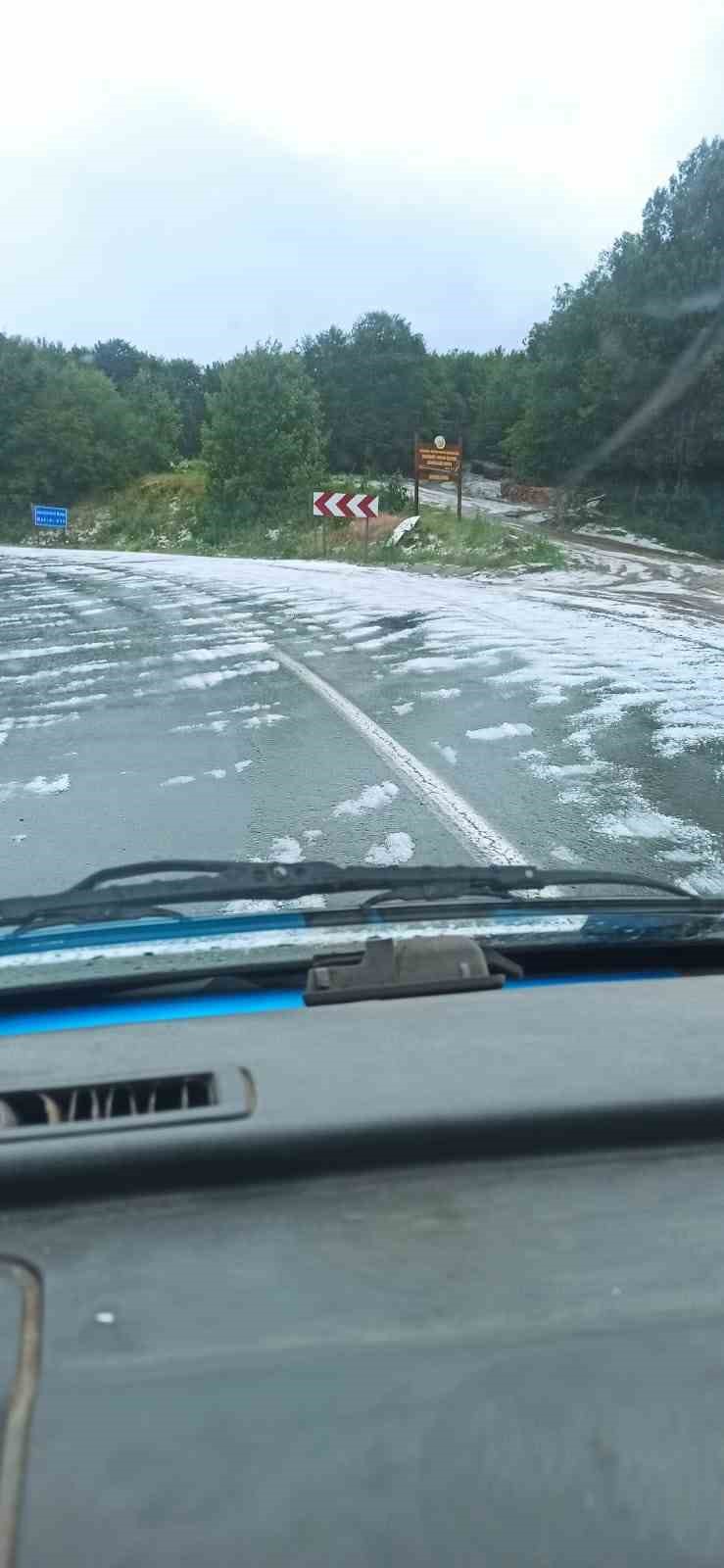 Mahya Dağı&rsquo;nda doluya yakalanan ara&ccedil;lar benzinliğe sığındı
