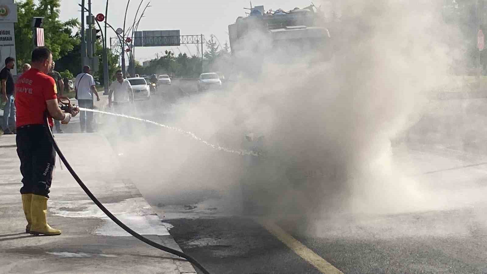 Niğde’de seyir halindeki otomobilde yangın çıktı
