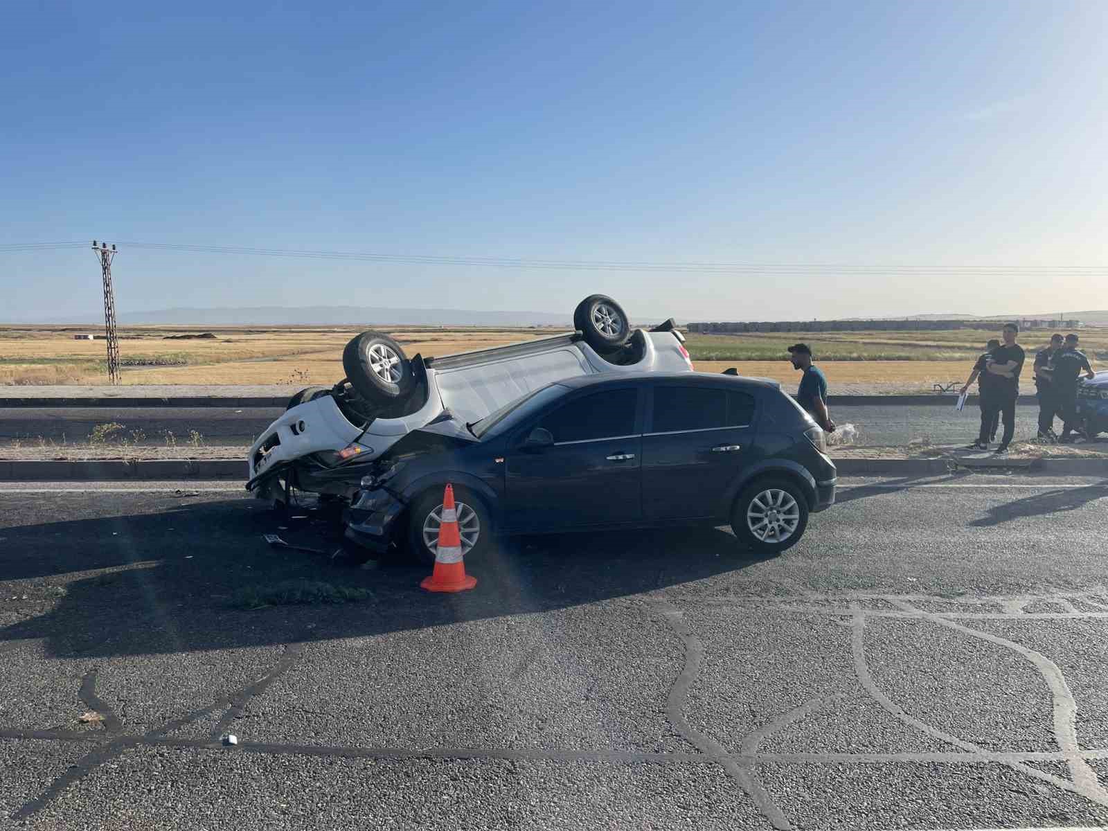 Diyarbakır&rsquo;da iki ara&ccedil; &ccedil;arpıştı: 6 yaralı
