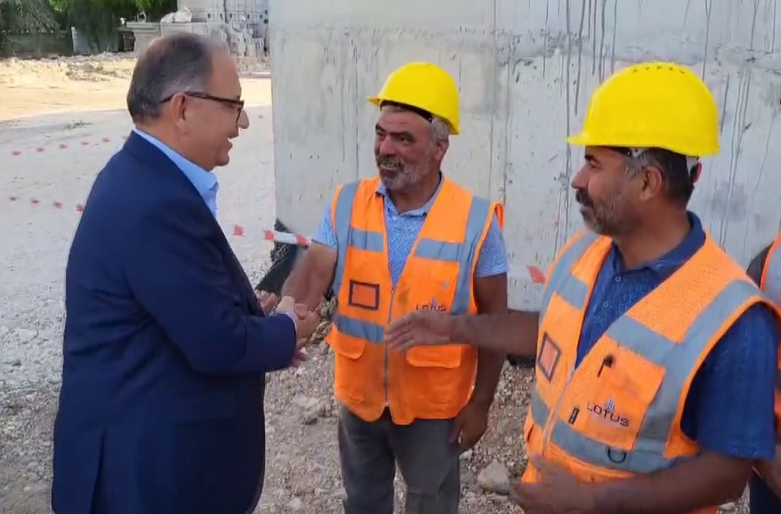 Bakan Özhaseki, "Elimiz kirli ama" diyen işçinin ellerini tutup, "Allah işinizi rast getirsin” dedi