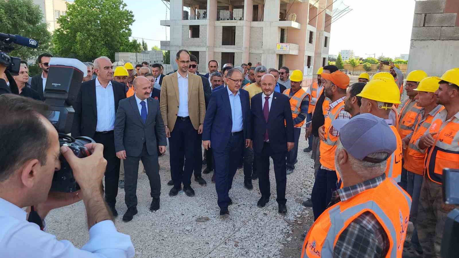 Bakan &Ouml;zhaseki, "Elimiz kirli ama" diyen iş&ccedil;inin ellerini tutup, "Allah işinizi rast getirsin&rdquo; dedi
