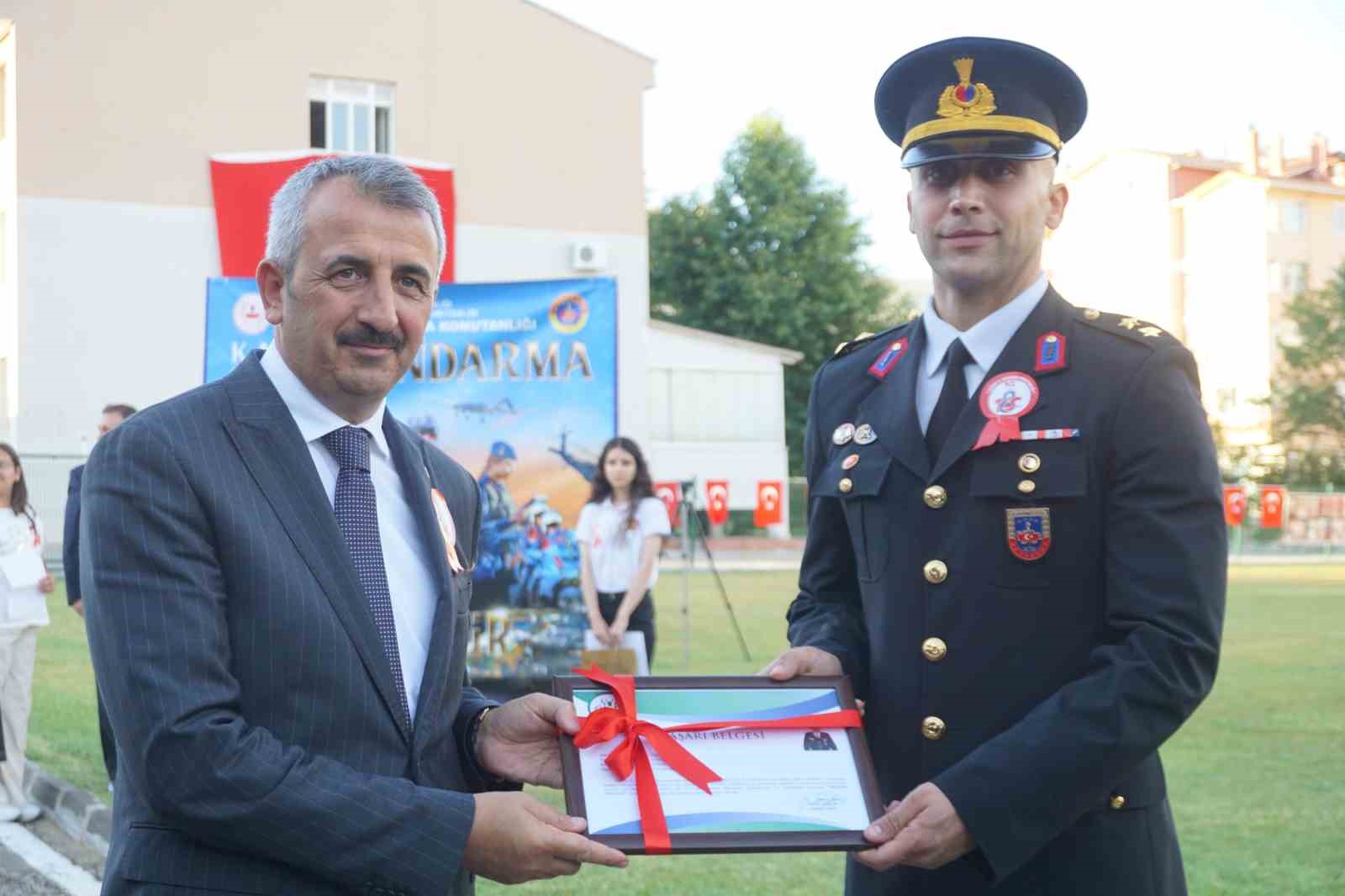 Jandarmanın Taka ve Yama isimli köpekleri gösteri yaptı