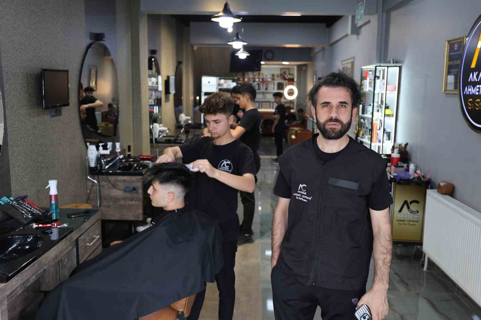 Depremin merkez &uuml;ss&uuml;ndeki berberlerde bayram yoğunluğu
