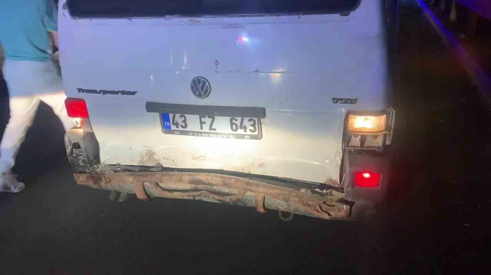 K&uuml;tahya&rsquo;da minib&uuml;s ile otomobil &ccedil;arpıştı: 1 yaralı
