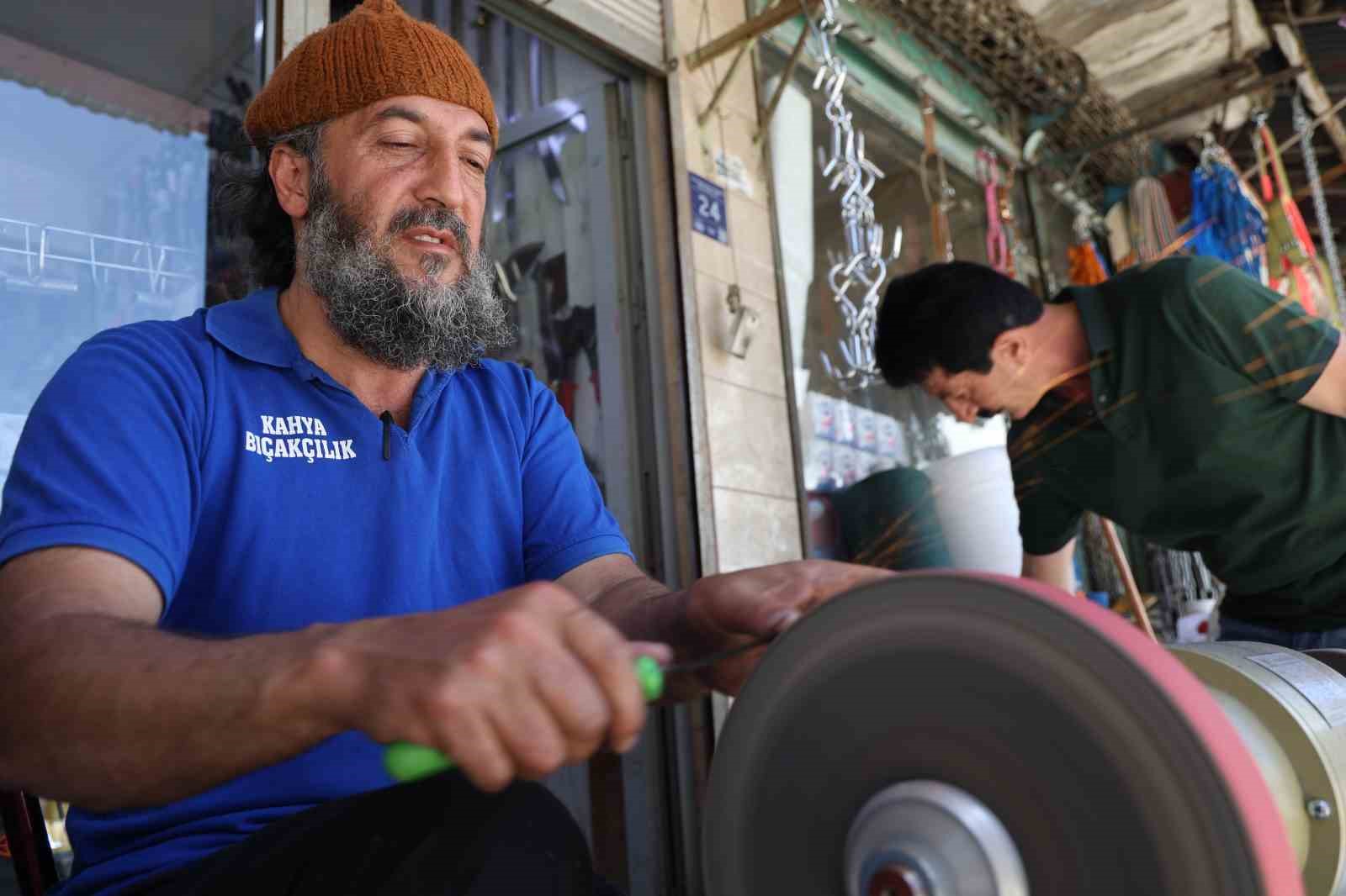 Bıçak bileyicilerin Kurban Bayramı mesaisi sürüyor