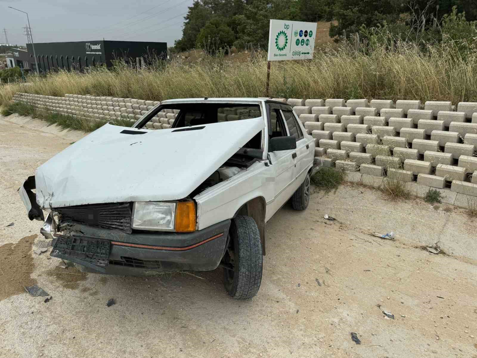 Kontrolde çıkan aracın istinat duvarına çarpması sonucu 1 kişi yaralandı