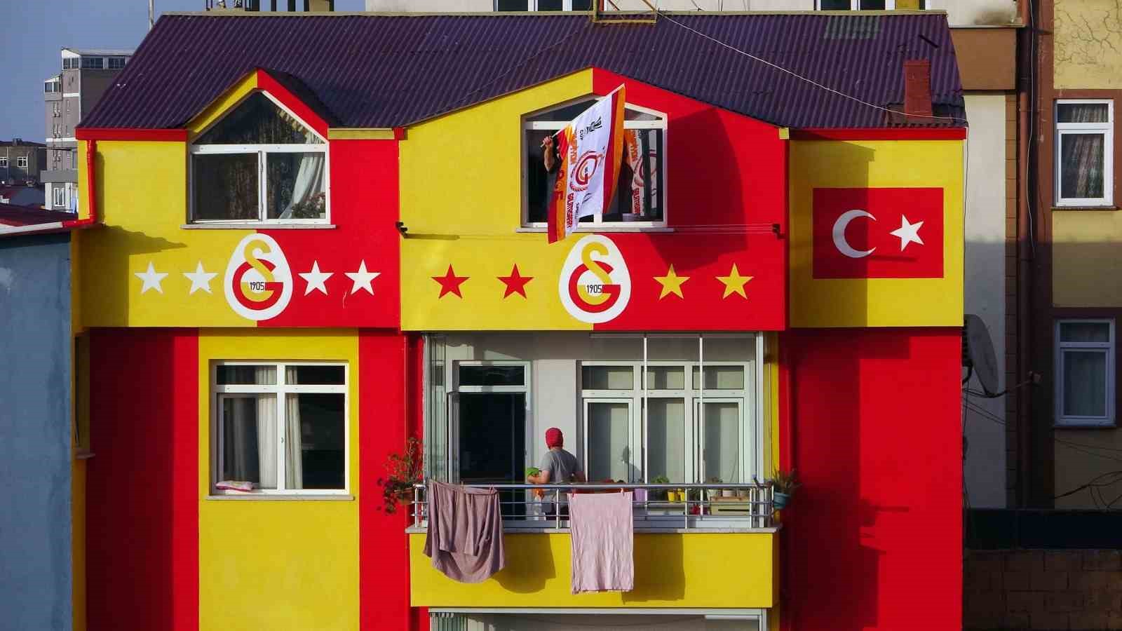 Giresunlu taraftar, Galatasaray sevdasıyla binasını sarı-kırmızıya boyadı