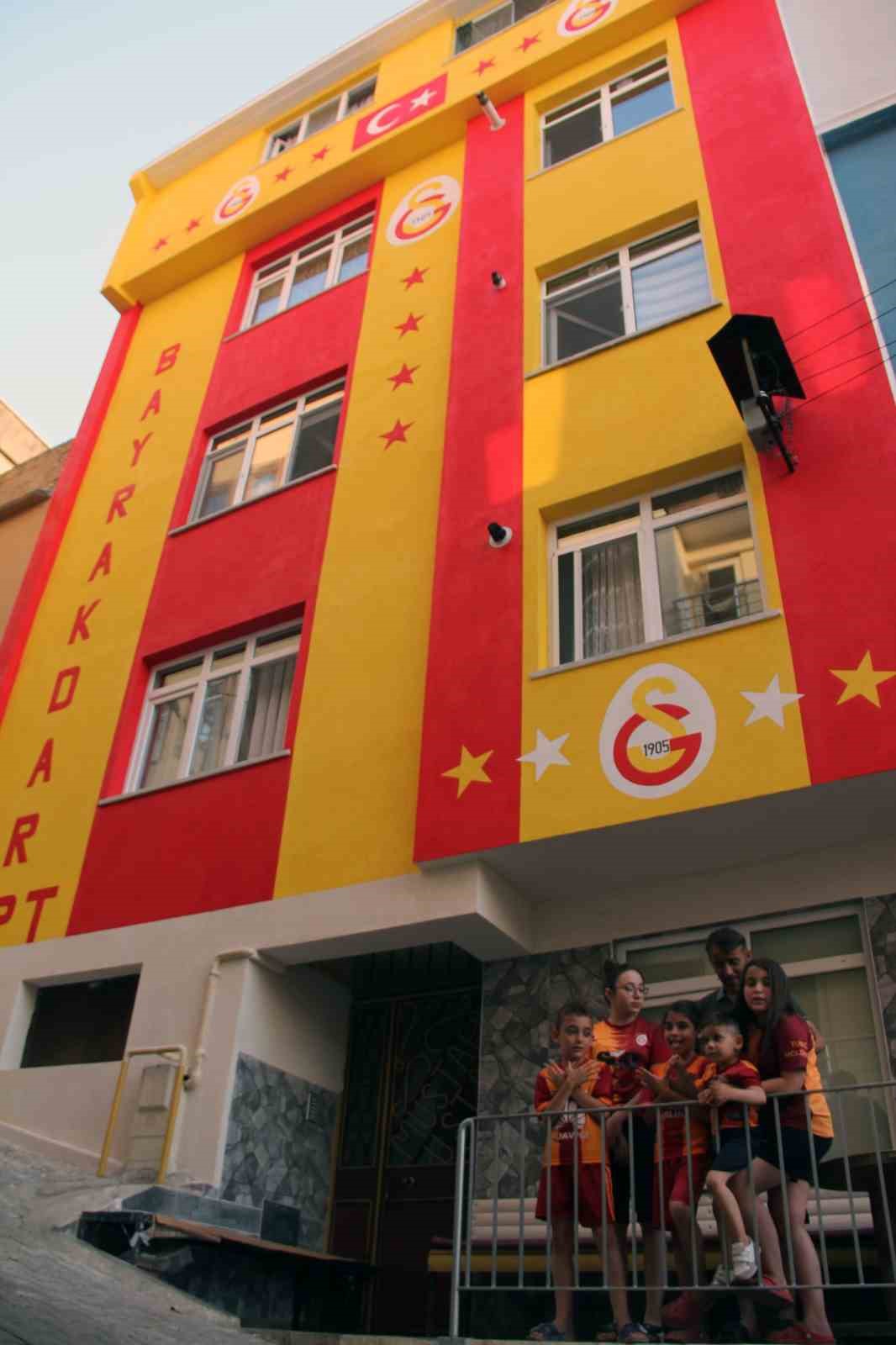 Giresunlu taraftar, Galatasaray sevdasıyla binasını sarı-kırmızıya boyadı
