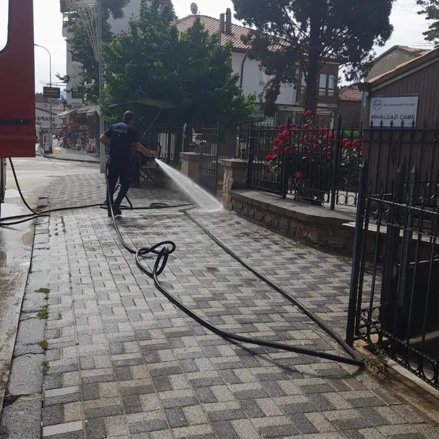 Bayram öncesi ilçede temizlik çalışmaları yapılıyor