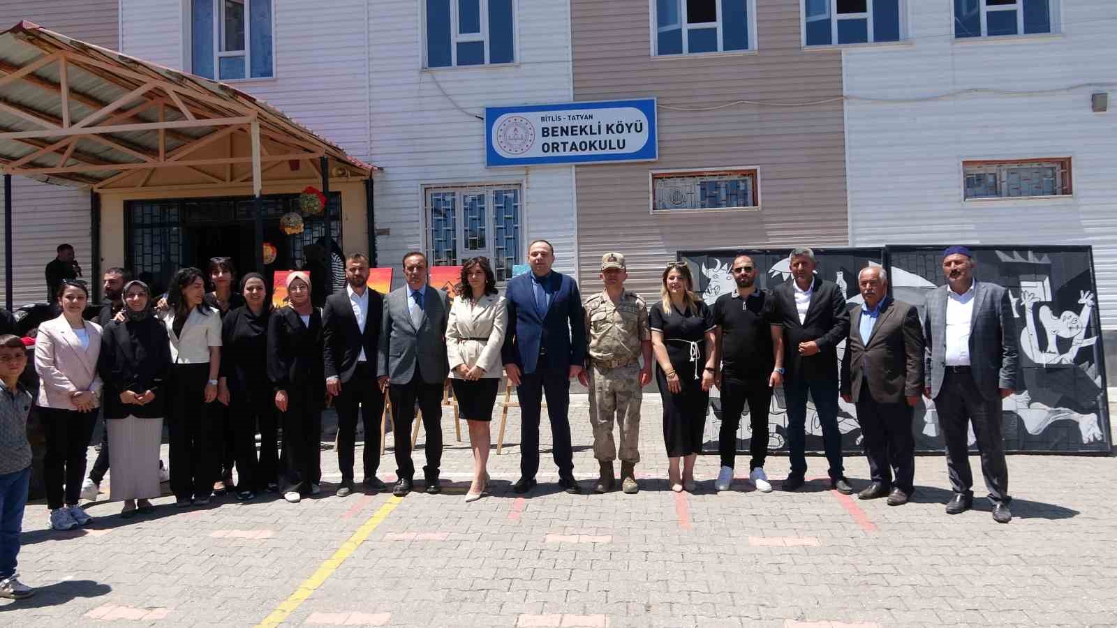 Tatvanlı &ouml;ğrencilerden &uuml;nl&uuml; ressamlara taş &ccedil;ıkartacak eserler
