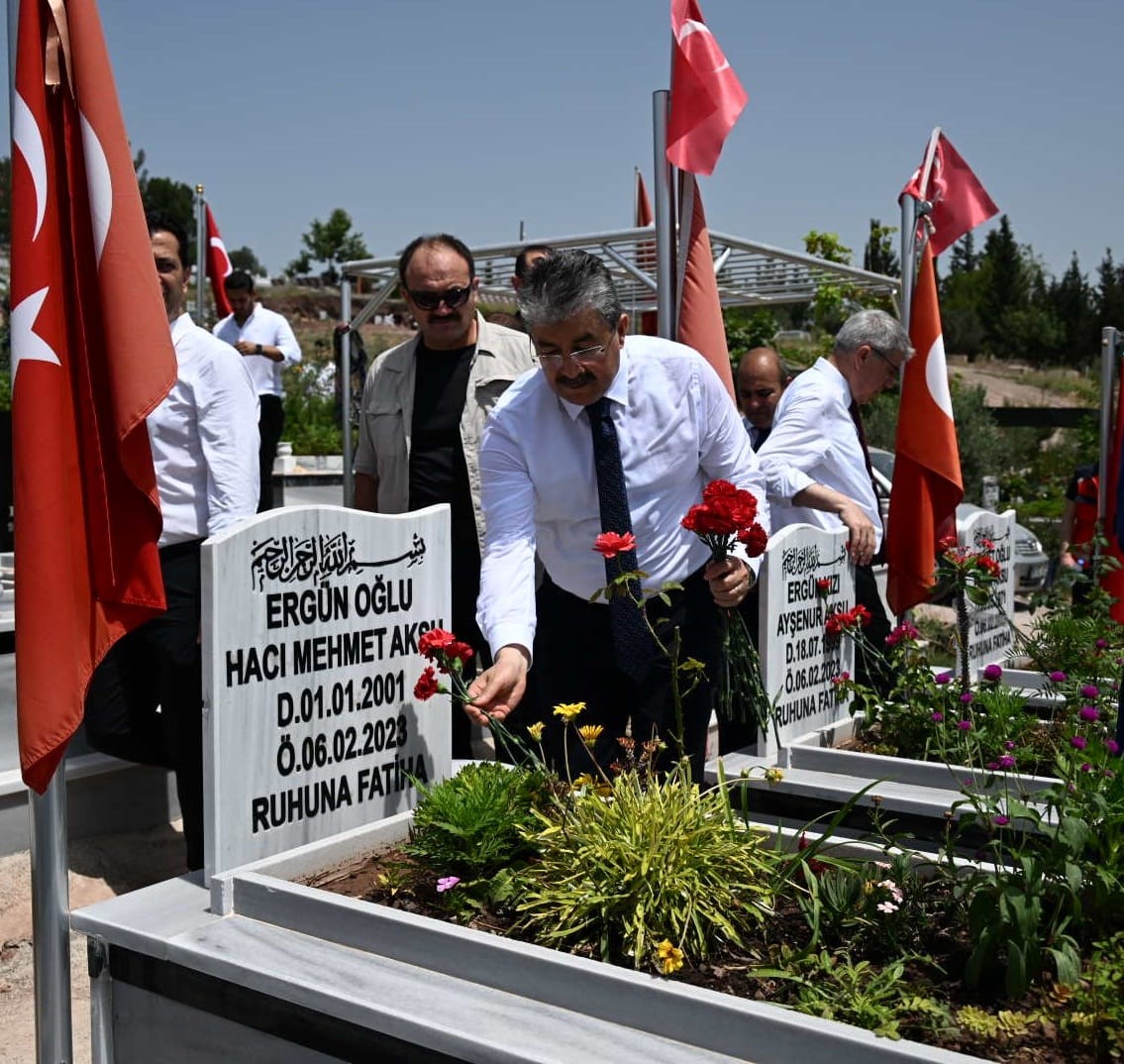 Osmaniye’de şehitler ile depremde hayatını kaybedenlerin kabri ziyaret edildi
