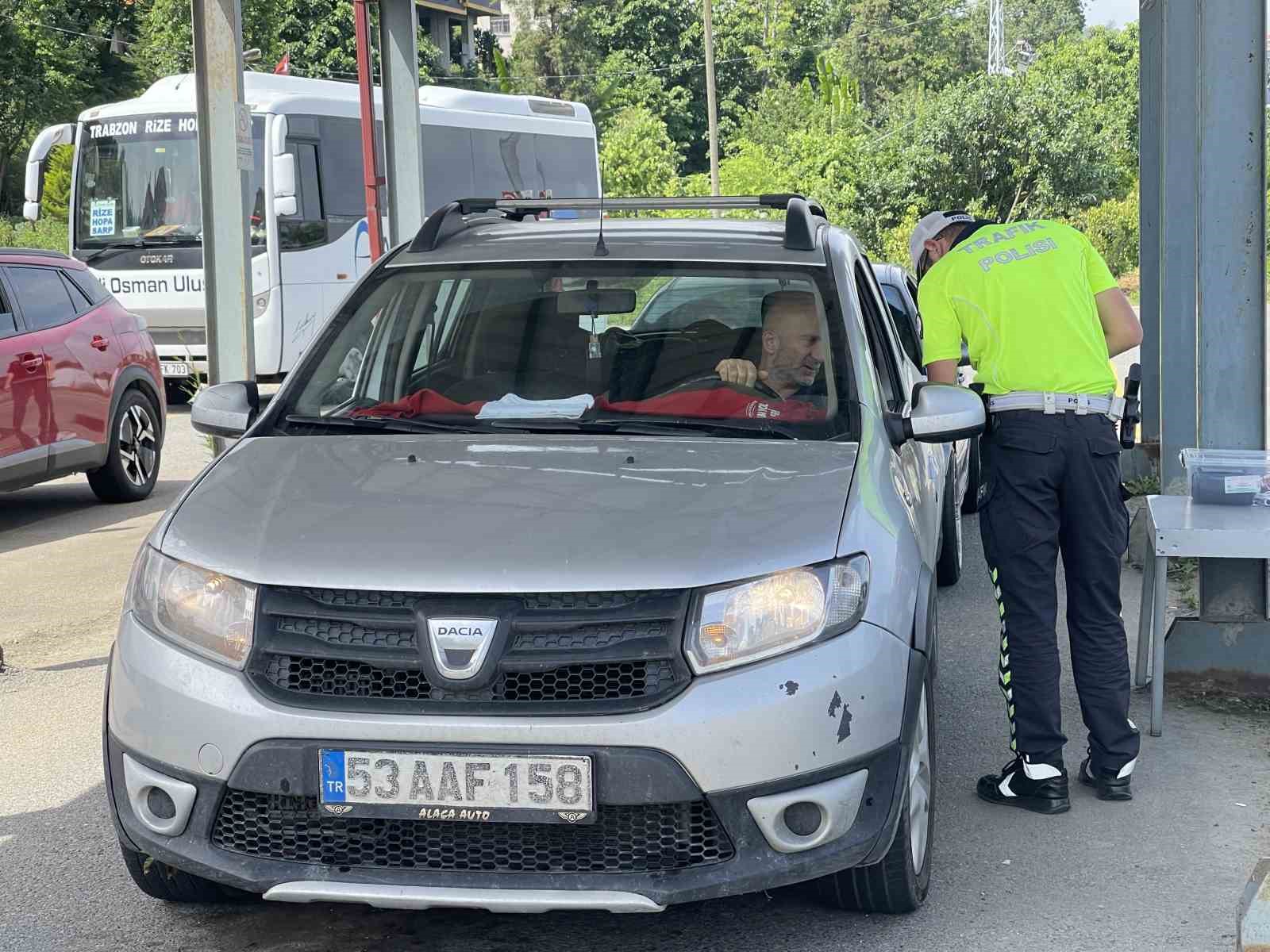 Rize’de polislerin bayram mesaisi