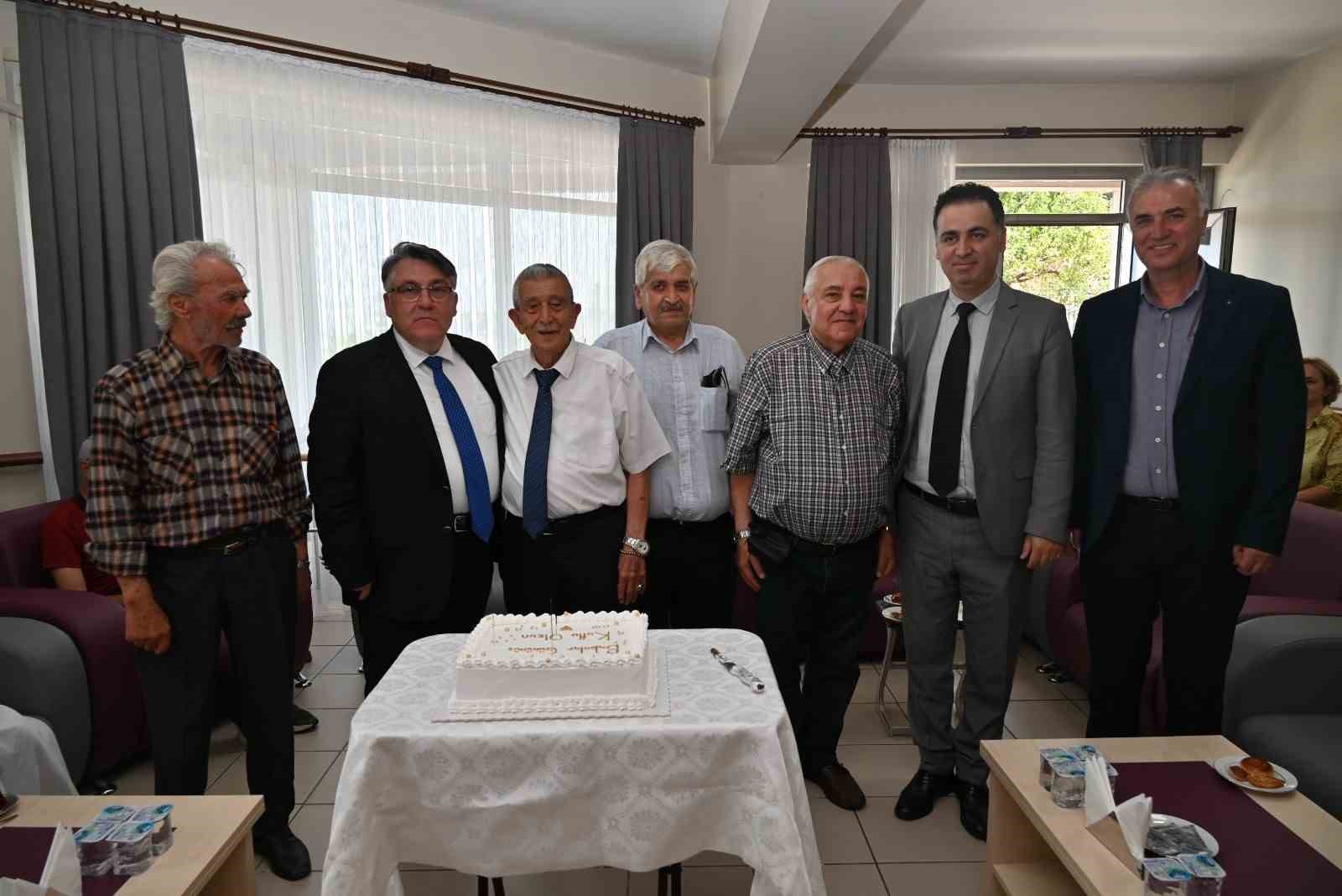 Rekt&ouml;r &Ouml;z&ouml;l&ccedil;er&rsquo;den huzurevi sakinlerine bayram ziyareti
