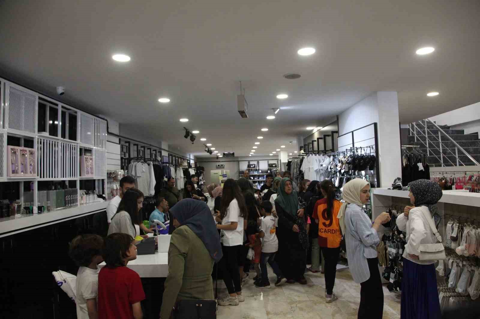 Ahlat&rsquo;ta 220 yetim ve &ouml;ks&uuml;z &ccedil;ocuk giydirildi
