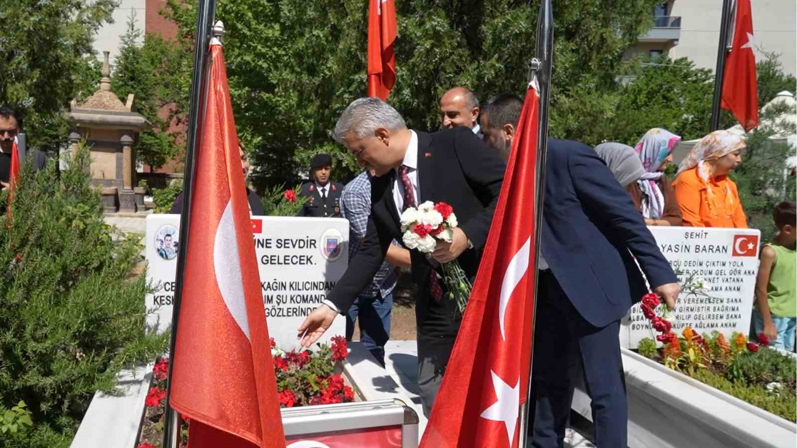 Şehit annesinin g&ouml;zyaşlarına y&uuml;rek dayanmadı: Jandarma personeli &rsquo;Ben senin oğlunum&rsquo; diyerek teselli etti
