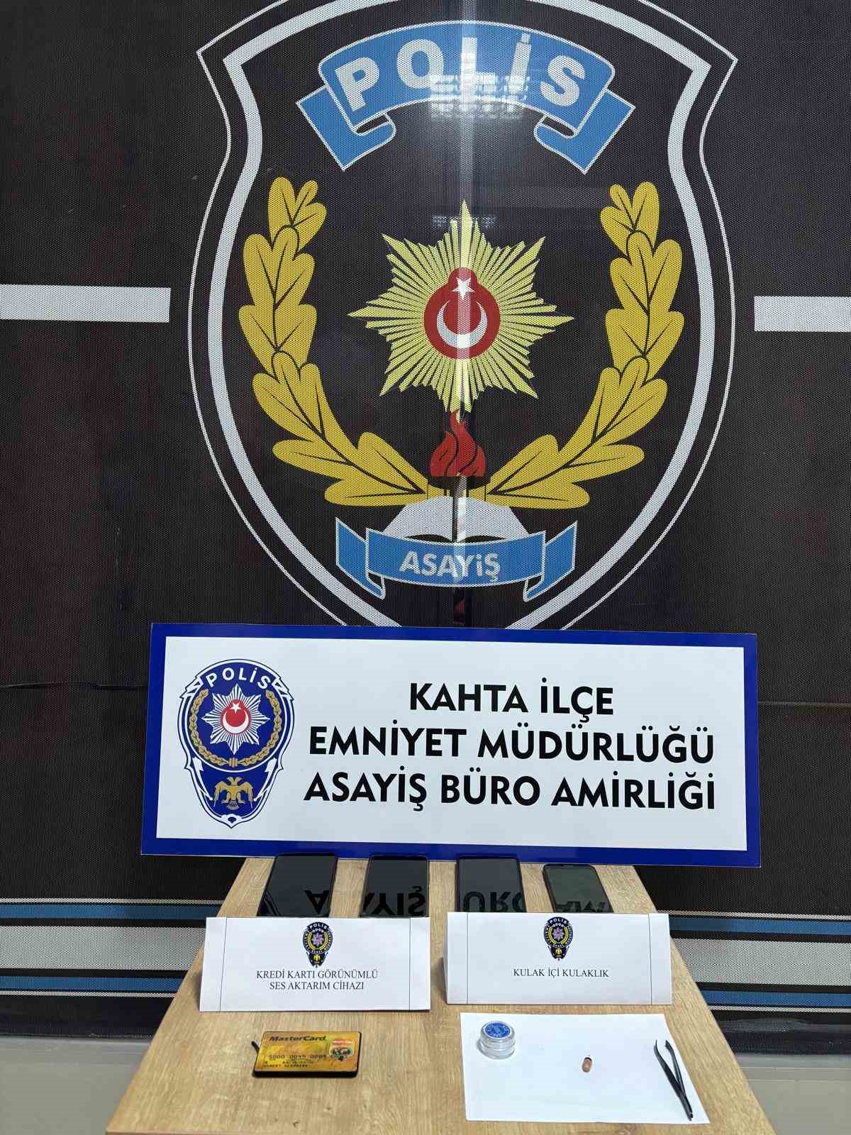 Yapay zeka d&uuml;zeneğiyle sınava girmeye &ccedil;alışırken yakalandı
