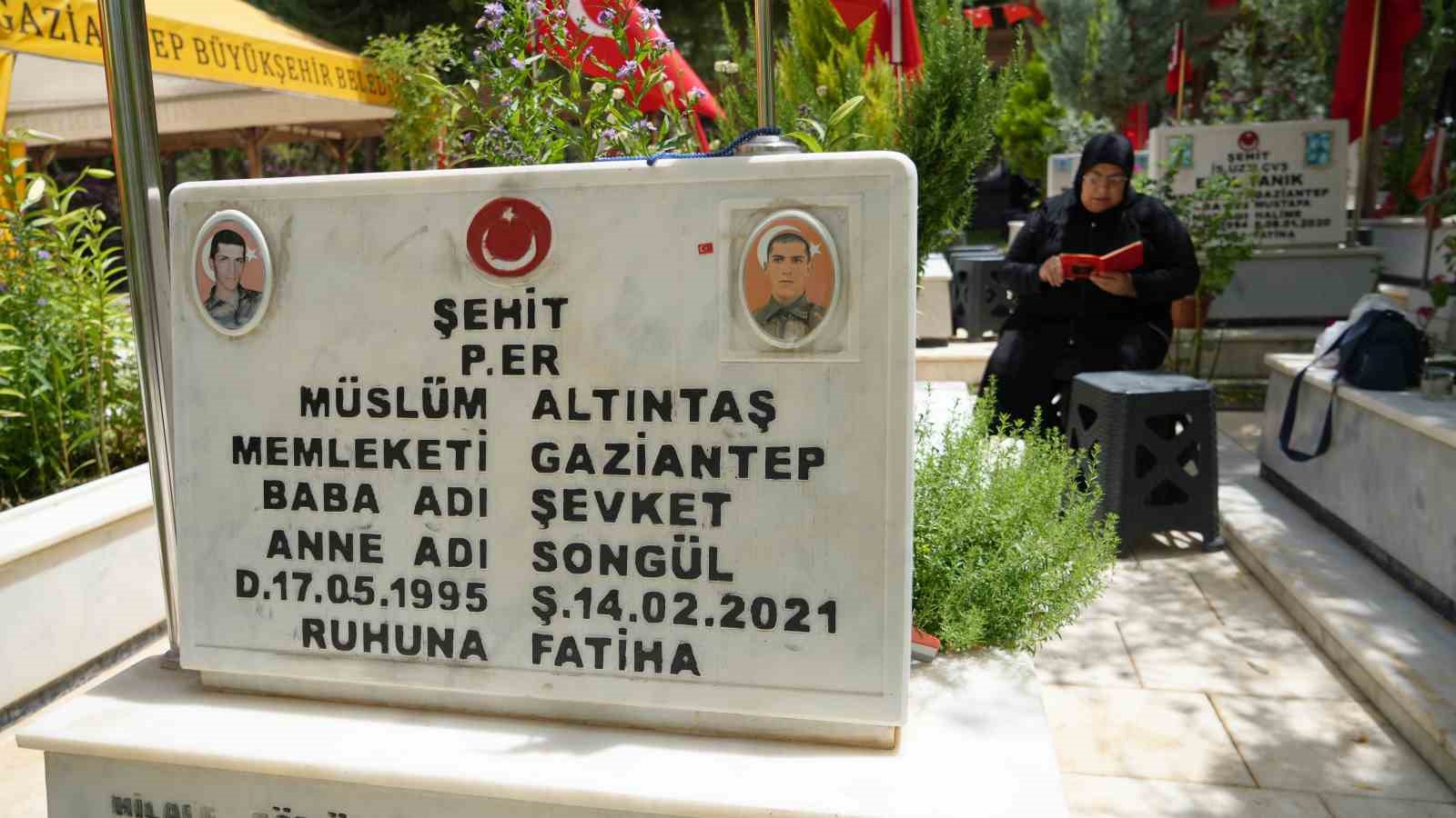 Gaziantep&rsquo;teki mezarlıklar ve şehitliklerde Arefe yoğunluğu
