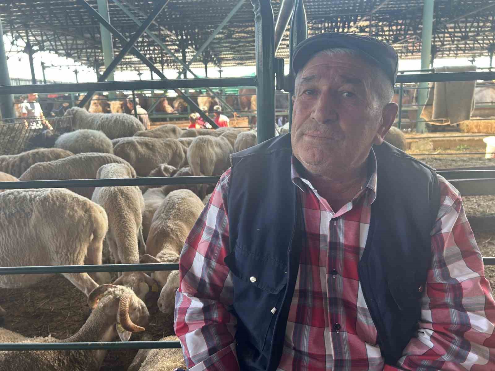 Vatandaş Arefe günü kurban pazarına akın etti