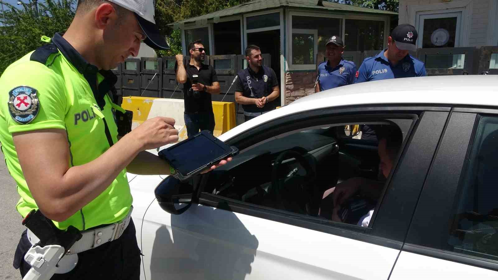 Saatte ortalama bin 600 aracın ge&ccedil;tiği Burdur&rsquo;da, bayram boyunca 7 bin 118 g&uuml;venlik personeli g&ouml;rev alacak
