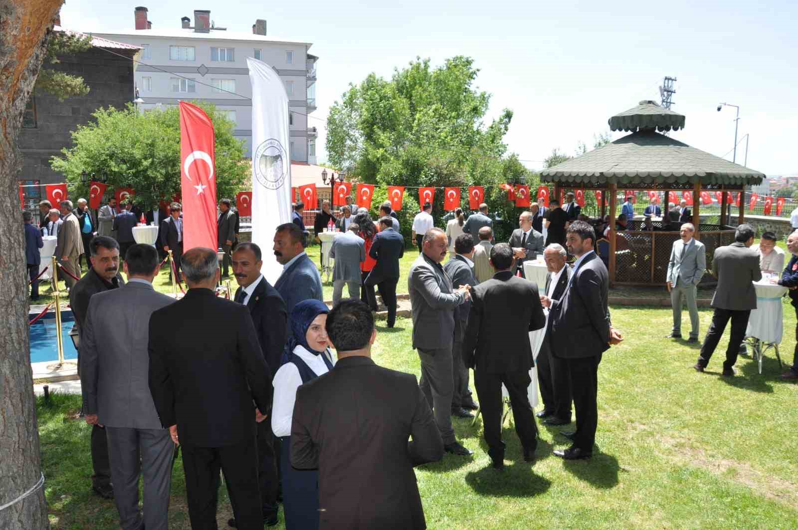 Kars’ta protokol bayramlaştı