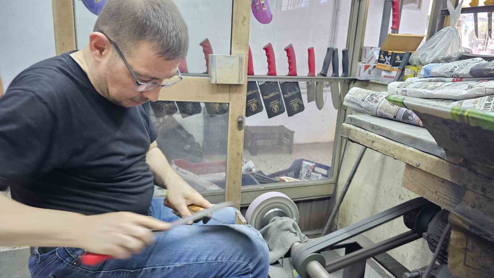 Kurban Bayramı &ouml;ncesi bıcak bileyicilerinde yoğunluk
