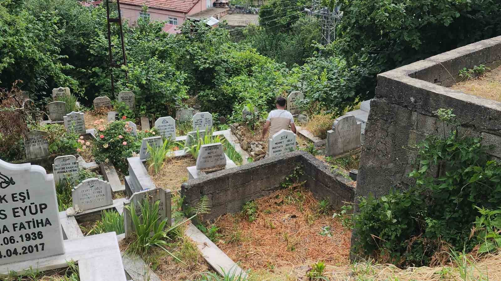 Zonguldak&rsquo;ta vatandaşlar arife g&uuml;n&uuml; mezarlık ziyaretleri yaptı
