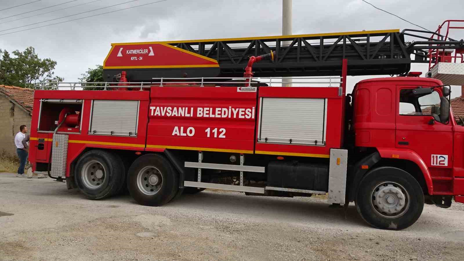 Tavşanlı&rsquo;da evlerin arasında ot yangını korkuttu
