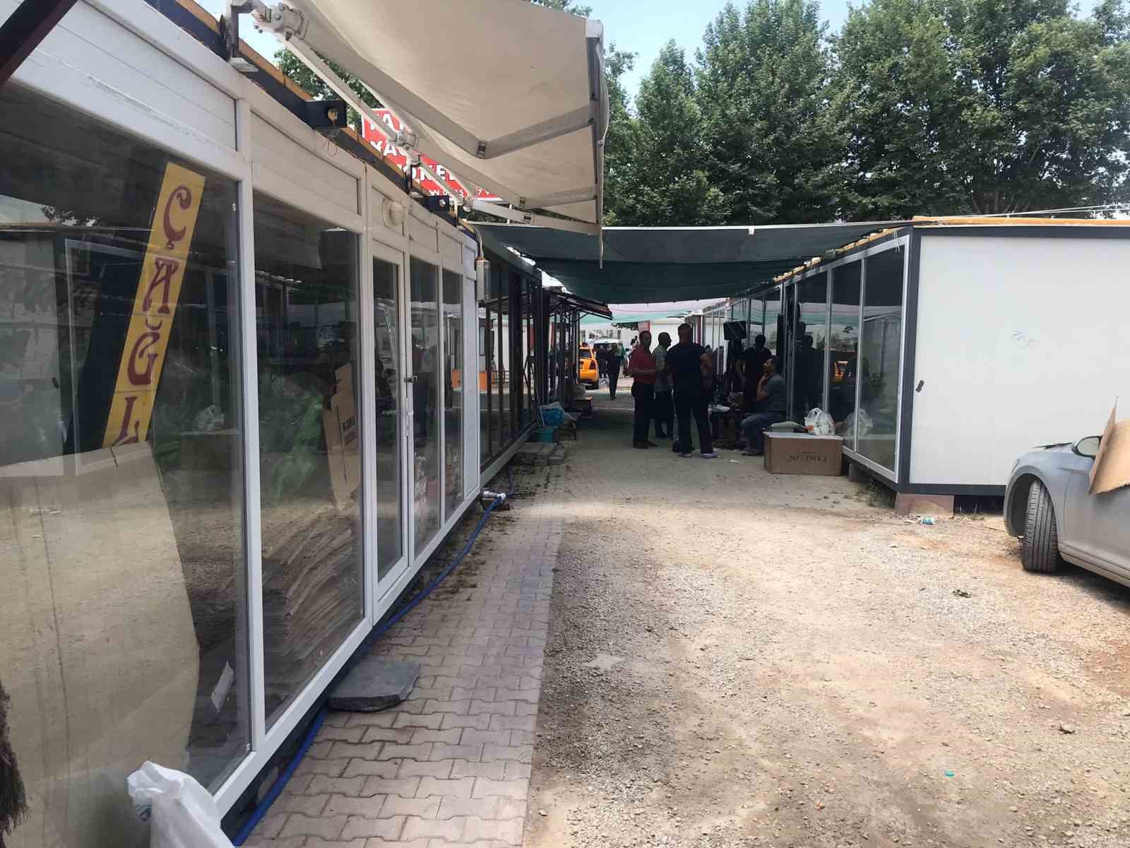 Konteyner çarşıda esnafın bayram mesaisi