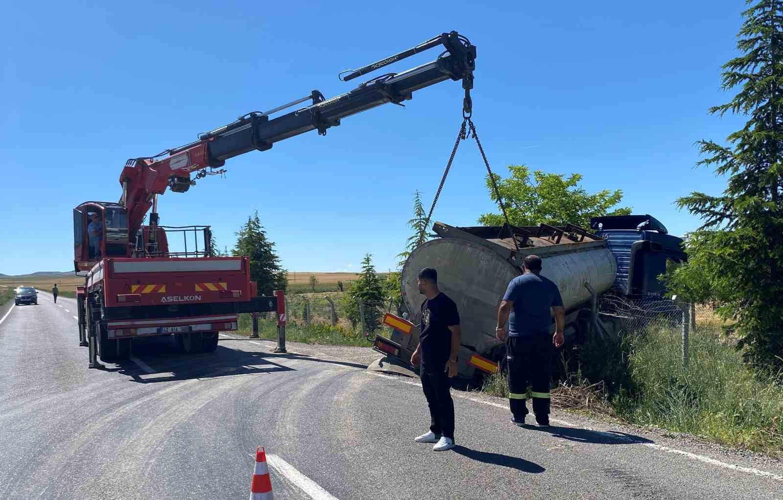 Kulu’da kontrolden çıkan tır şarampole indi
