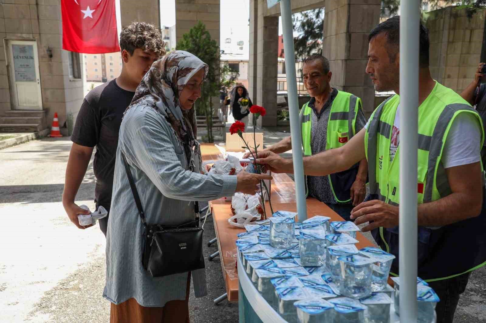 Deprem mezarlığında buruk arefe
