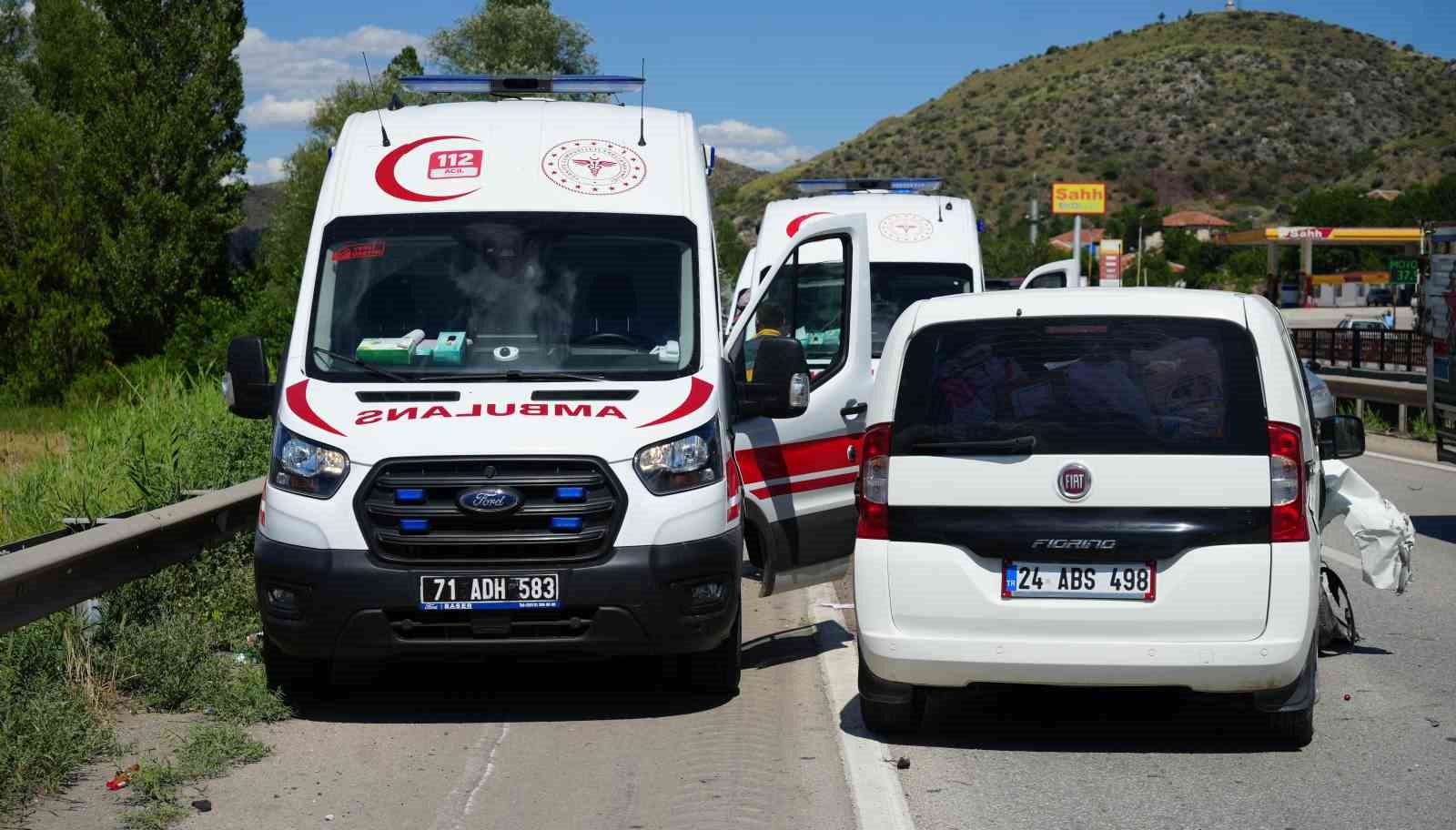 Ticari ara&ccedil;la &ccedil;arpışan otomobil 175 metre s&uuml;r&uuml;klendi: 4 yaralı 