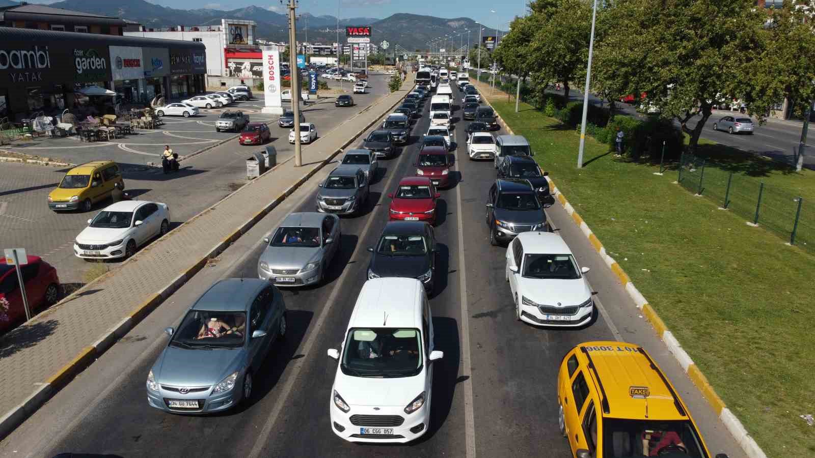 Kuzey Ege&rsquo;deki tatil merkezlerinde trafikte uzun ara&ccedil; kuyrukları oluşuyor
