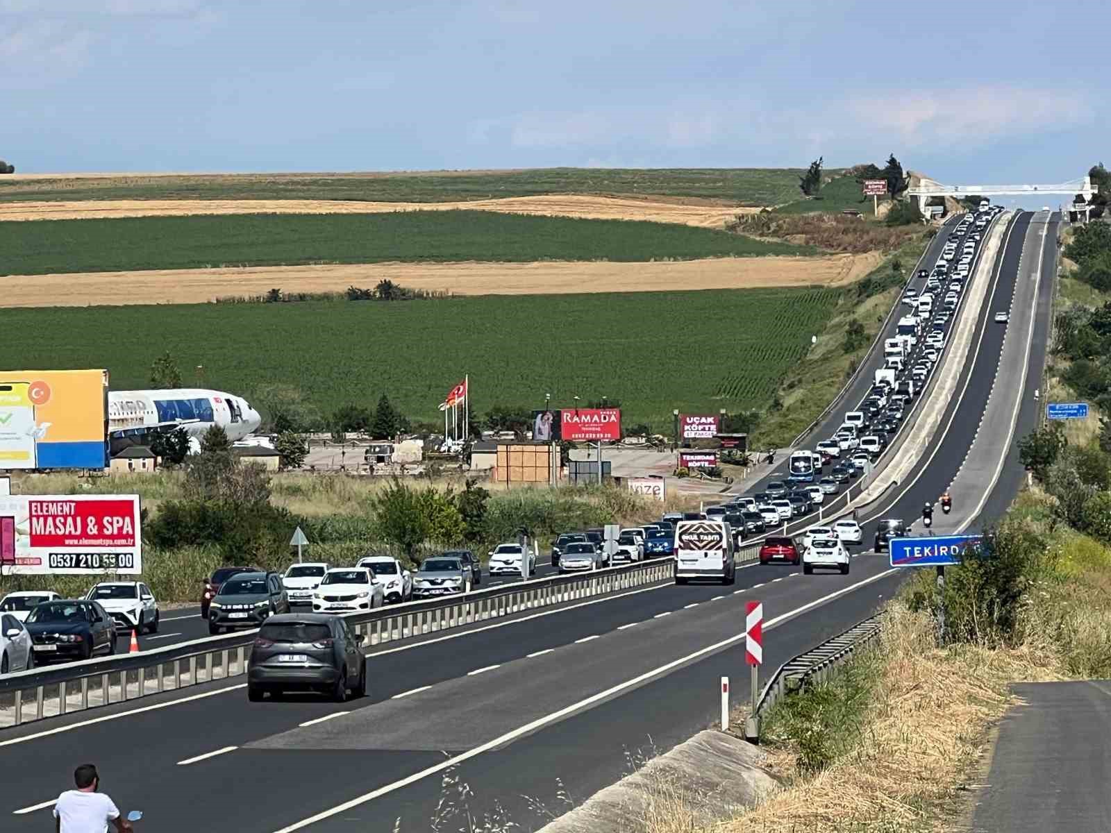Bayram trafiği dron kamerasında: İstanbul-Tekirdağ yolunda b&uuml;y&uuml;k yoğunluk 