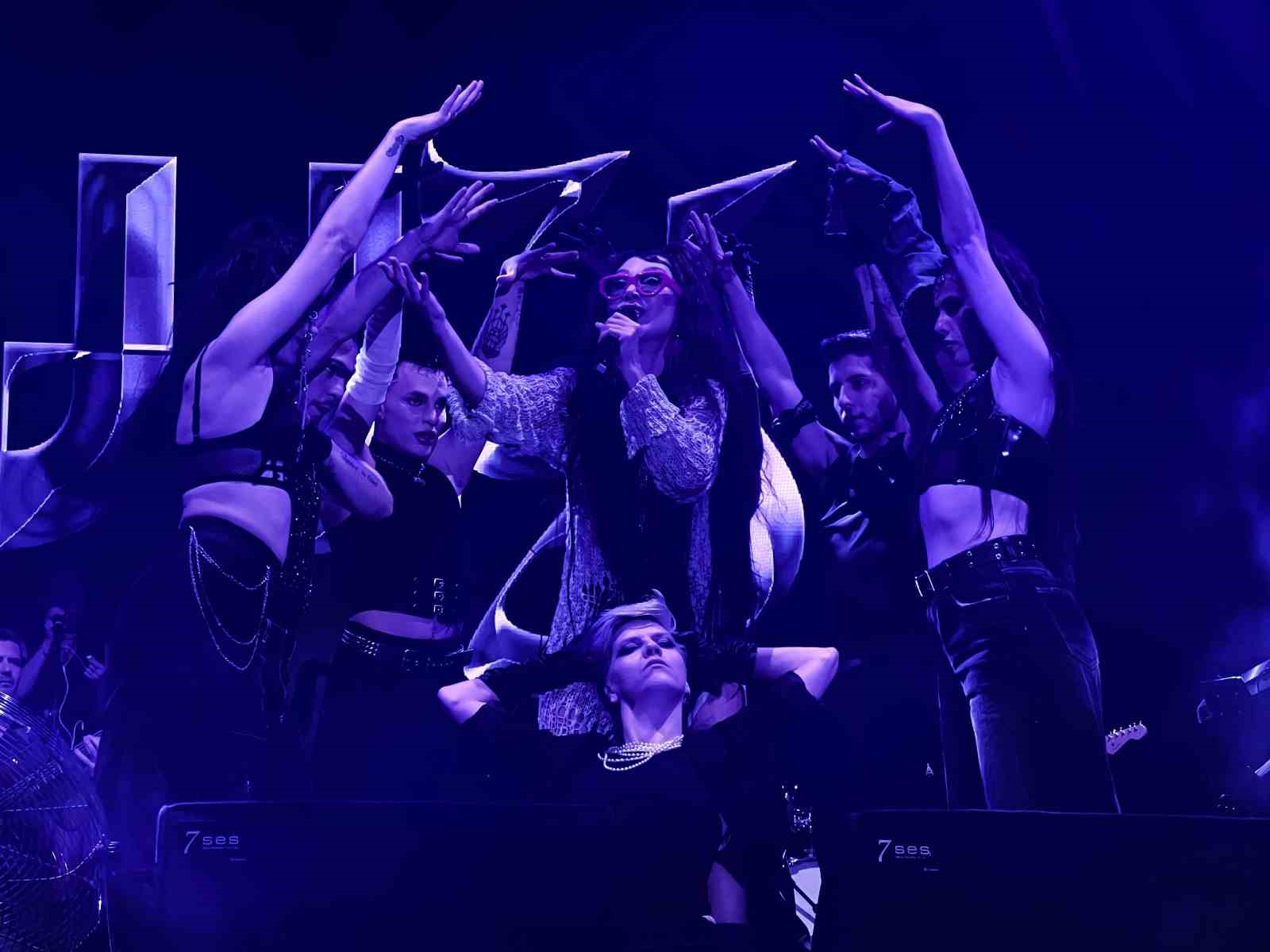 Tekirdağ Kiraz Festivali&rsquo;nde K&Ouml;FN ve Hande Yener sahne aldı

