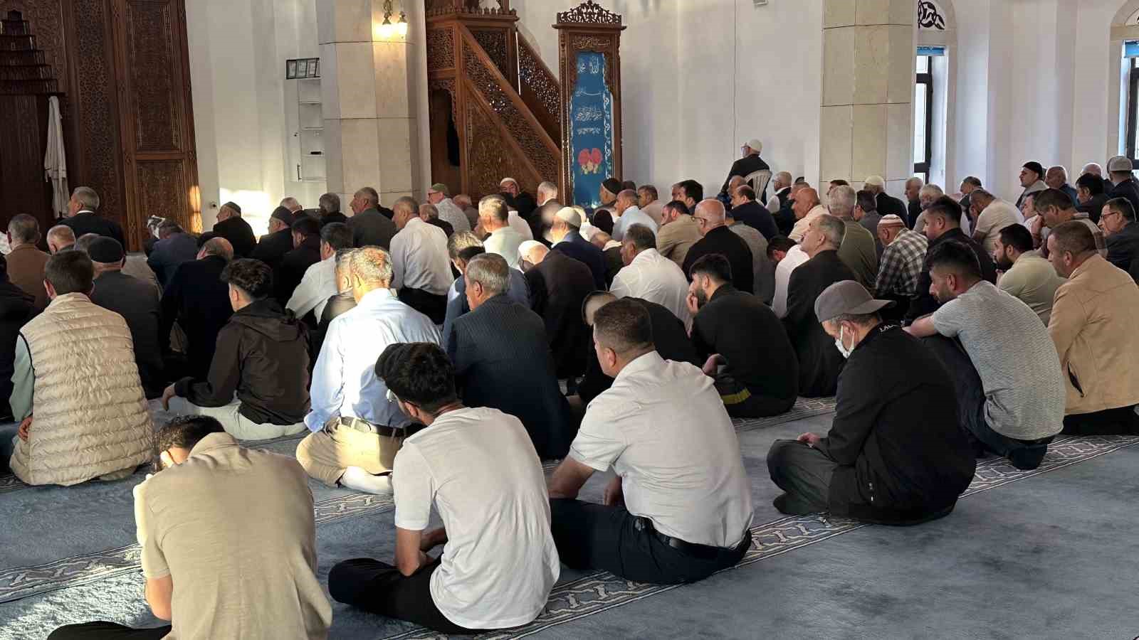 Yüksekova’da bayram namazında vatandaşlar camileri doldurdu