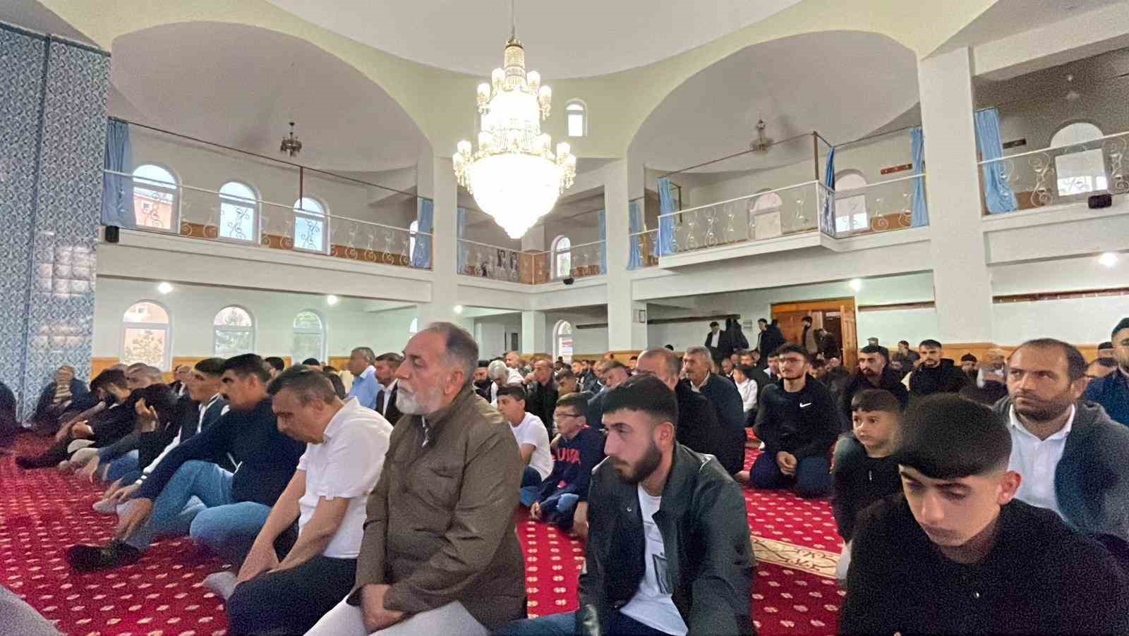 Kars&rsquo;ta bayram namazında camiler doldu

