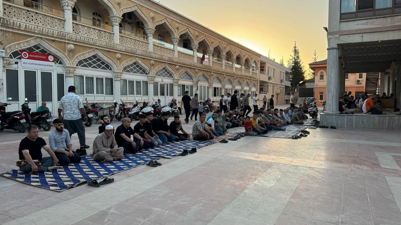 Kilis’te bayram namazı coşkusu: Camiler doldu taştı