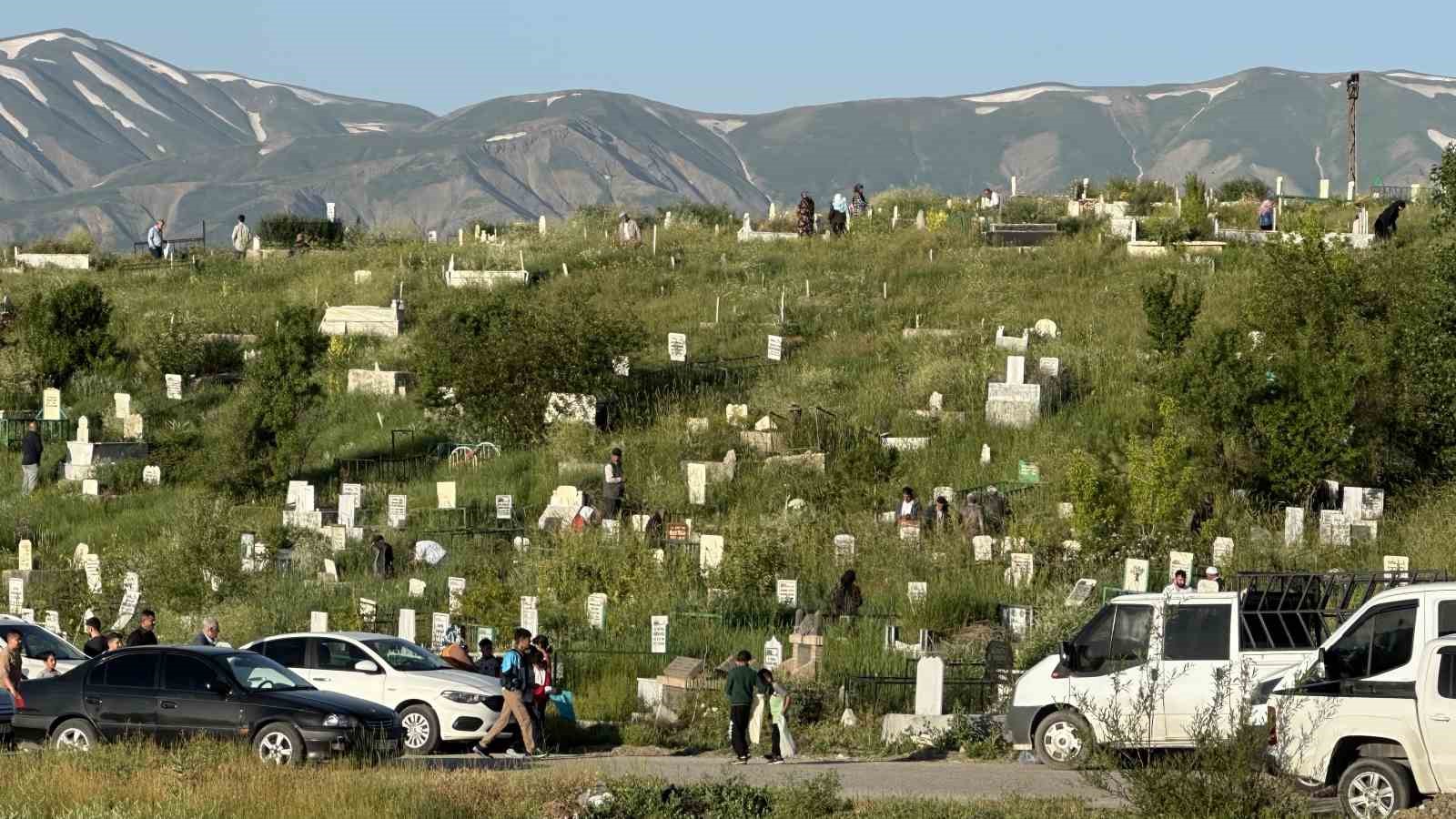 Y&uuml;ksekova&rsquo;da vatandaşlar bayram namazı sonrası mezarlıklara akın etti
