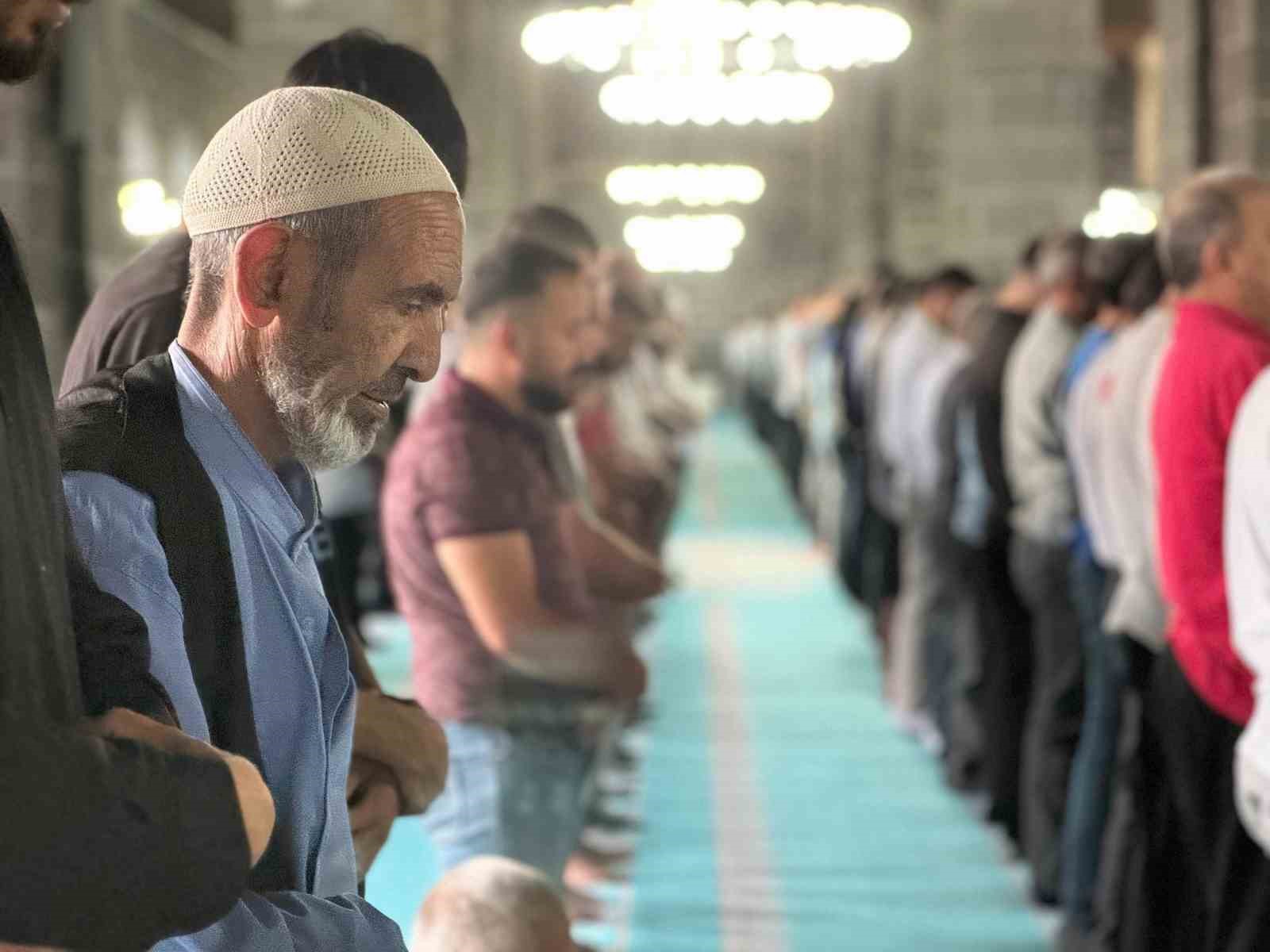 Diyarbakır&rsquo;ın 5. Harem-i Şerif&rsquo;inde bayram namazı kılındı

