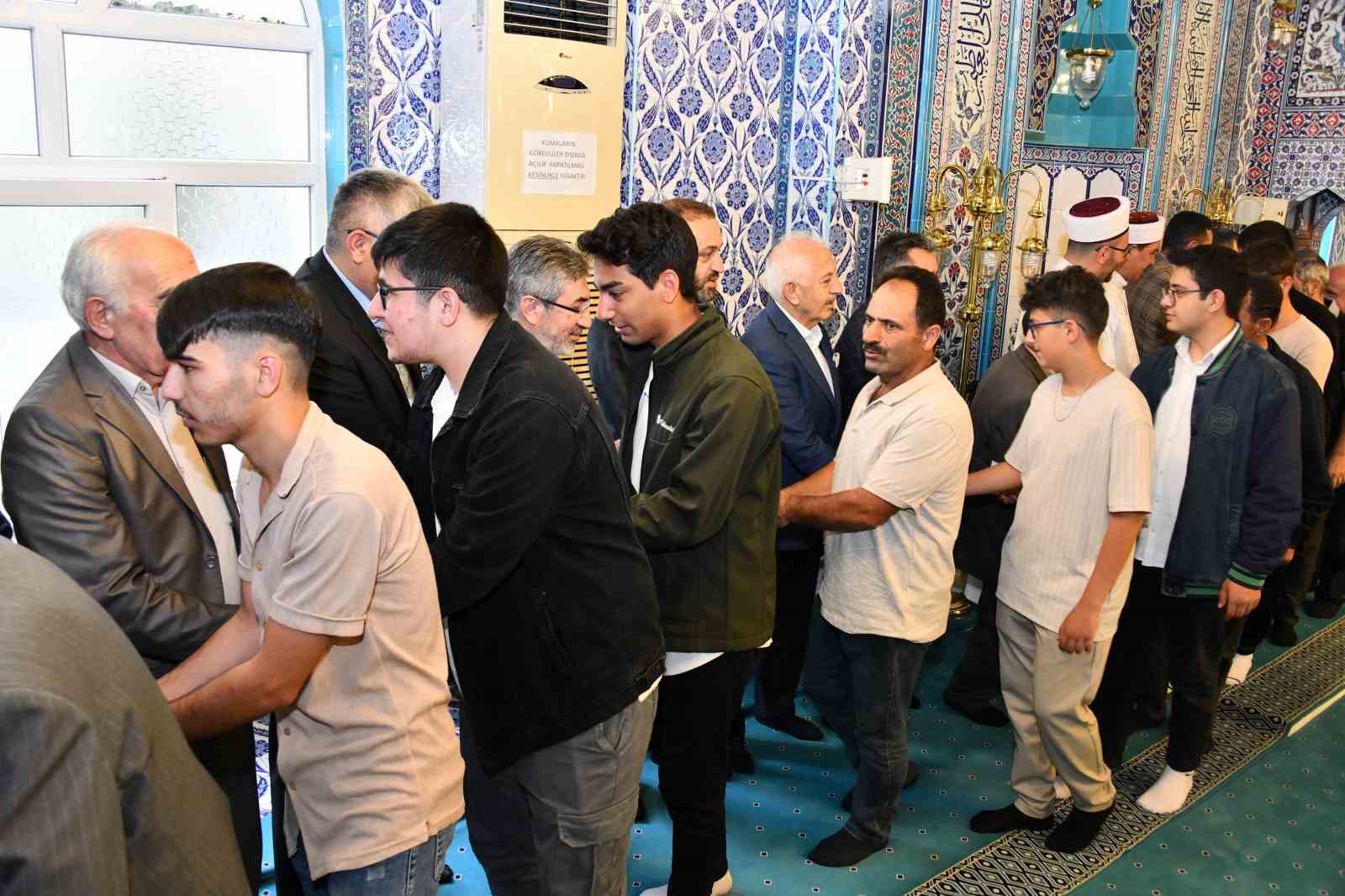 G&uuml;m&uuml;şhane protokol&uuml; bayramlaştı
