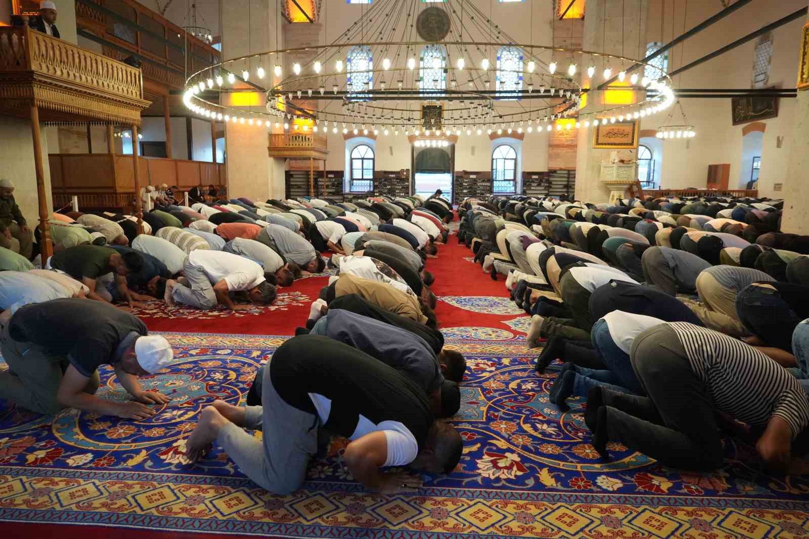 Balıkesir protokol&uuml; Zağnos Paşa Cami&rsquo;nde buluştu
