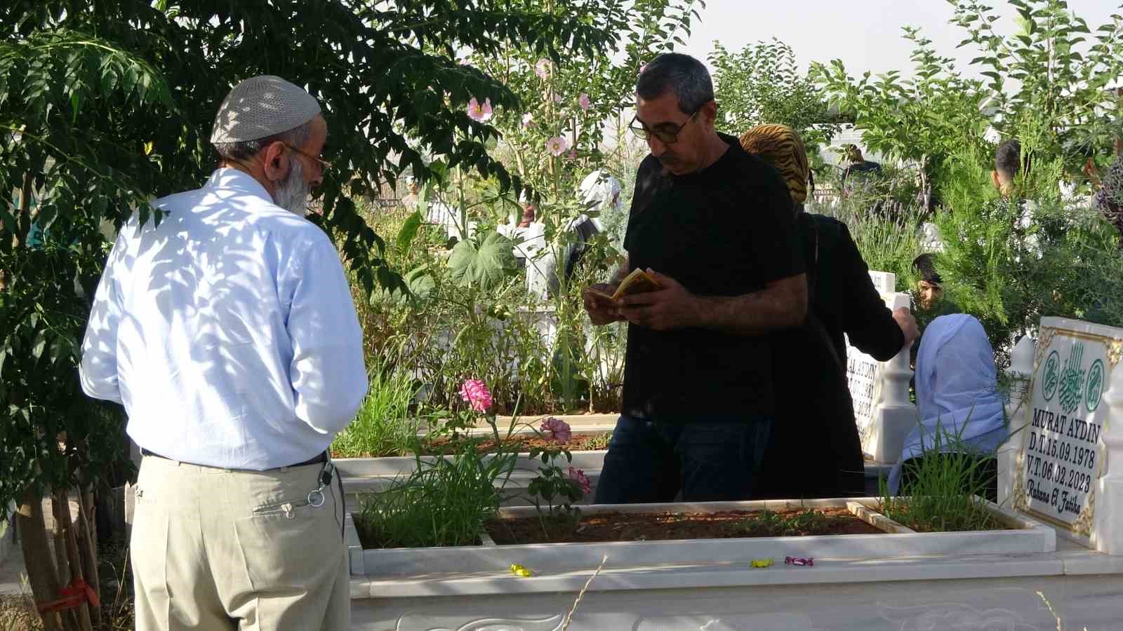 Diyarbakır&rsquo;da bayram sabahı vatandaşlar mezarlıklara akın etti
