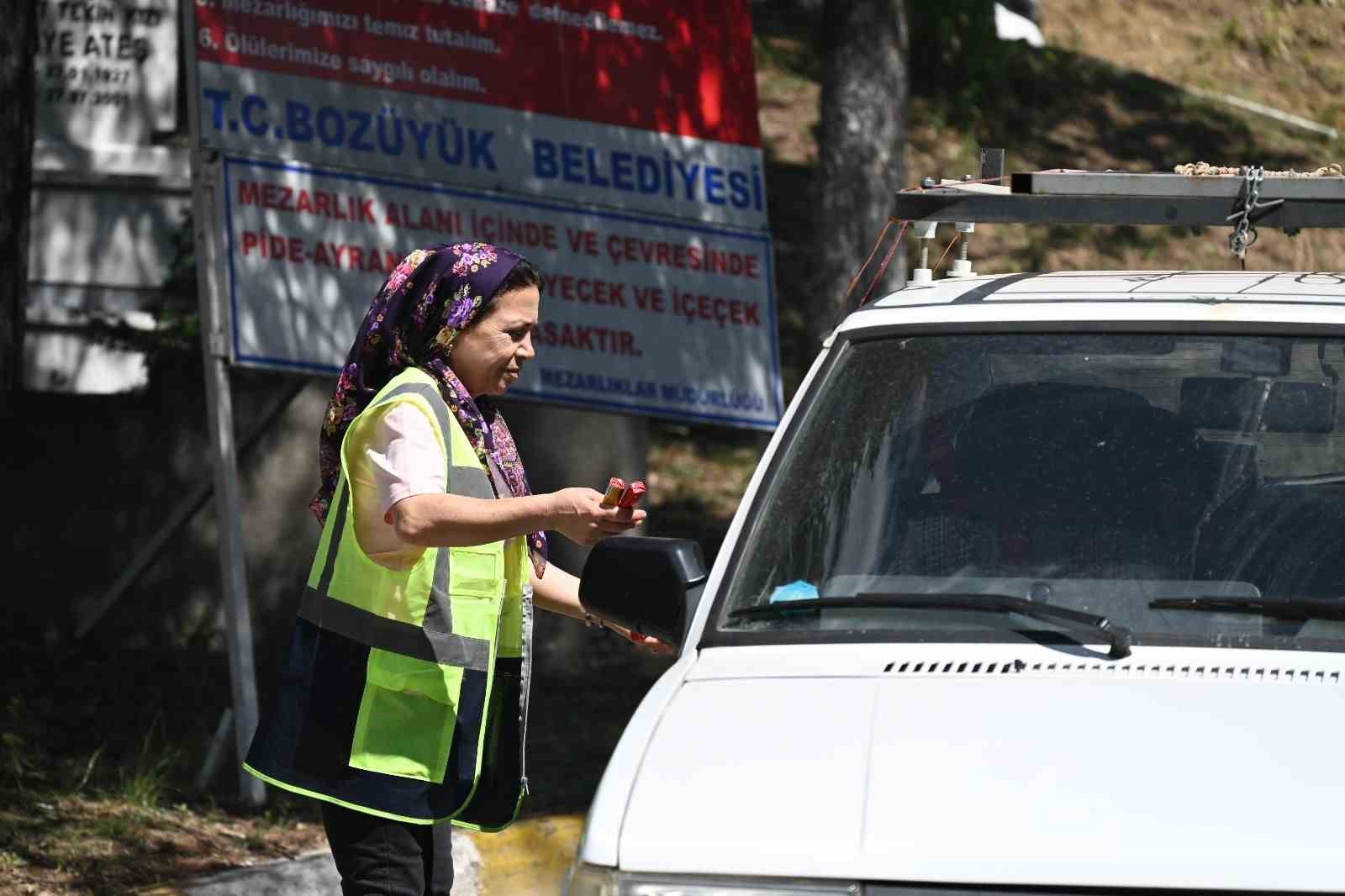 Başkan Bakkalcıoğlu mezarlık ziyaretine gelen hemşehrilerinin bayramını kutladı