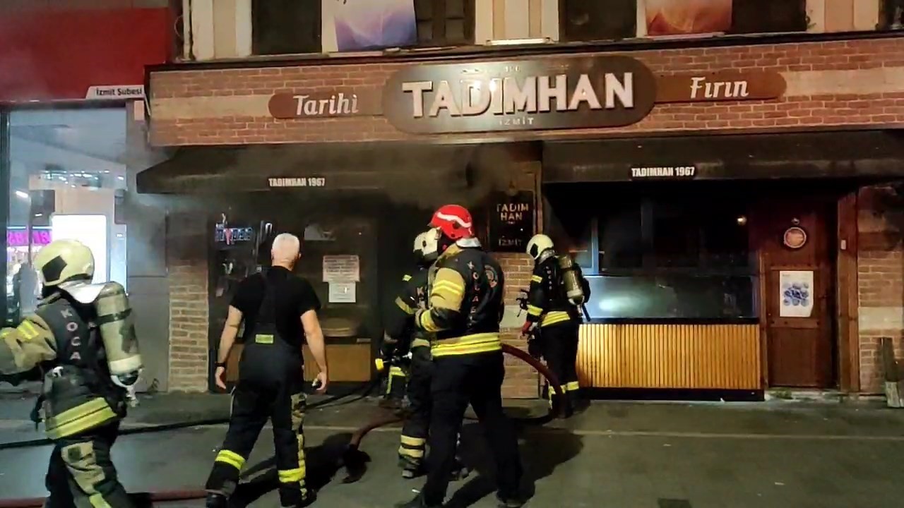 Yangında mahsur kalan kediyi hayatta tutma mücadelesi
