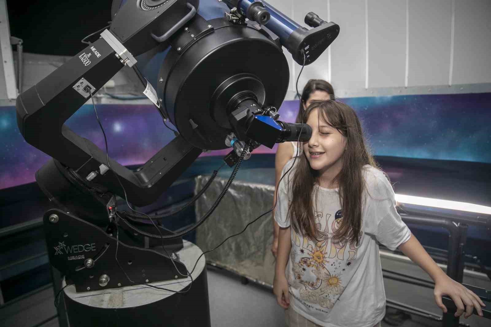 G&ouml;k bilim meraklıları, ayın ilk d&ouml;rd&uuml;n evresini g&ouml;zlemledi
