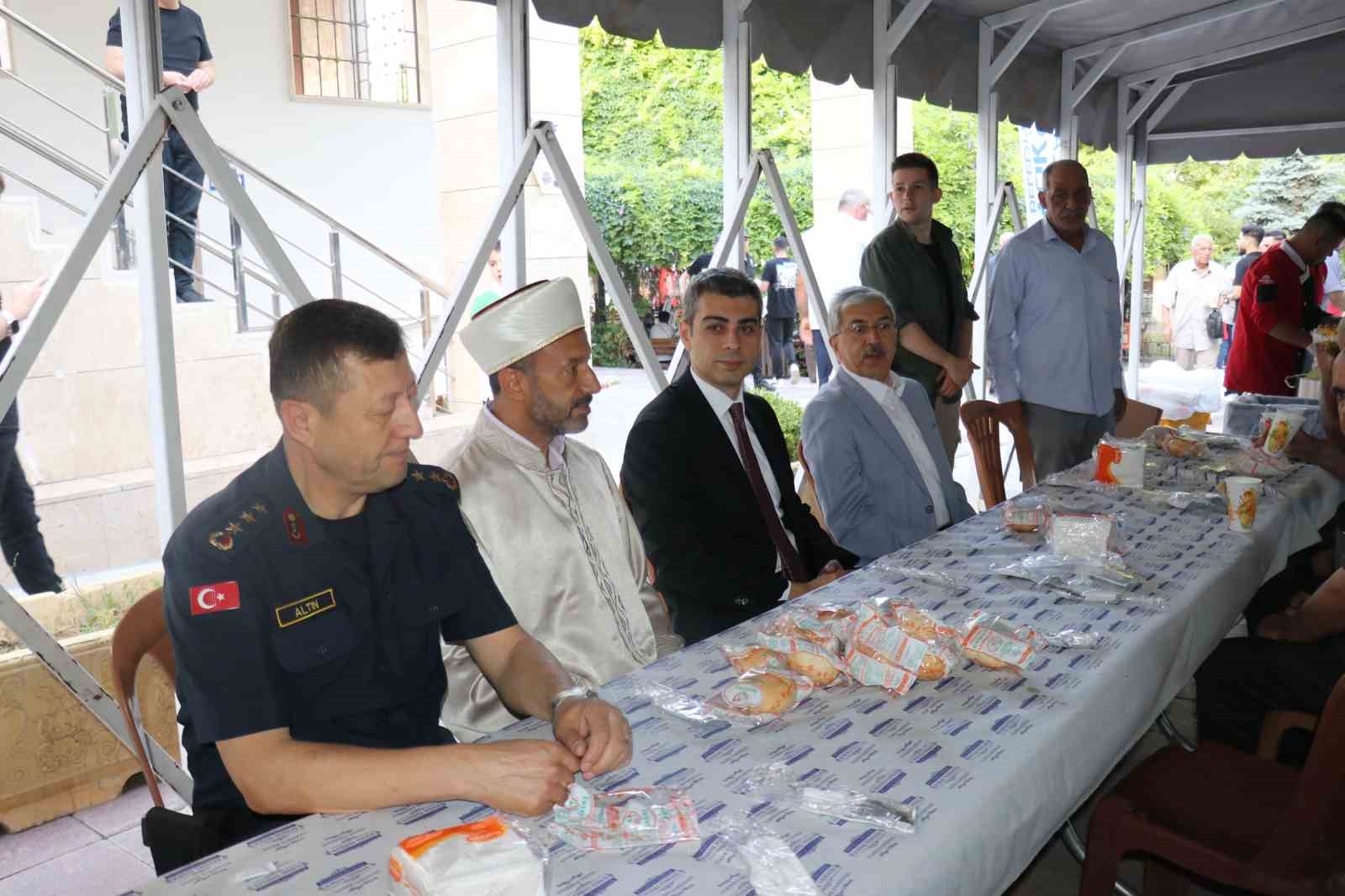 Malatya&rsquo;da vatandaşlar bayram namazı i&ccedil;in camileri doldurdu
