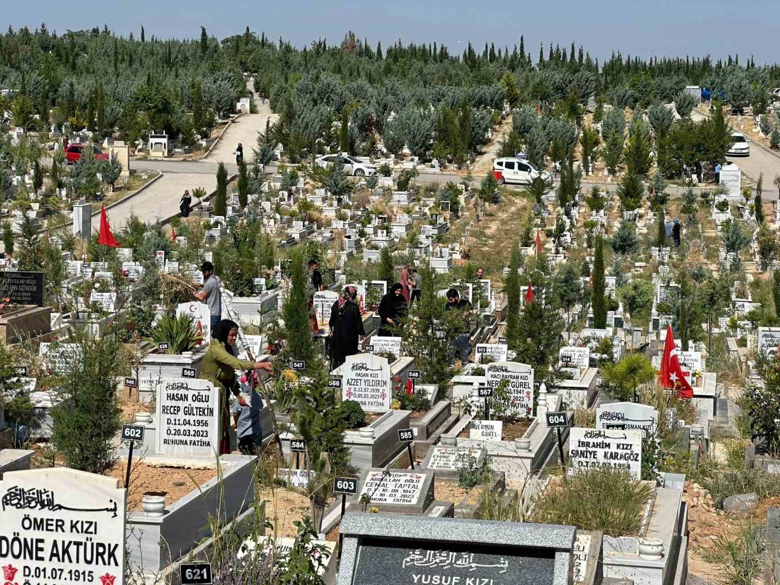 Malatya&rsquo;da mezarlıklarda acı ve h&uuml;z&uuml;n bir arada
