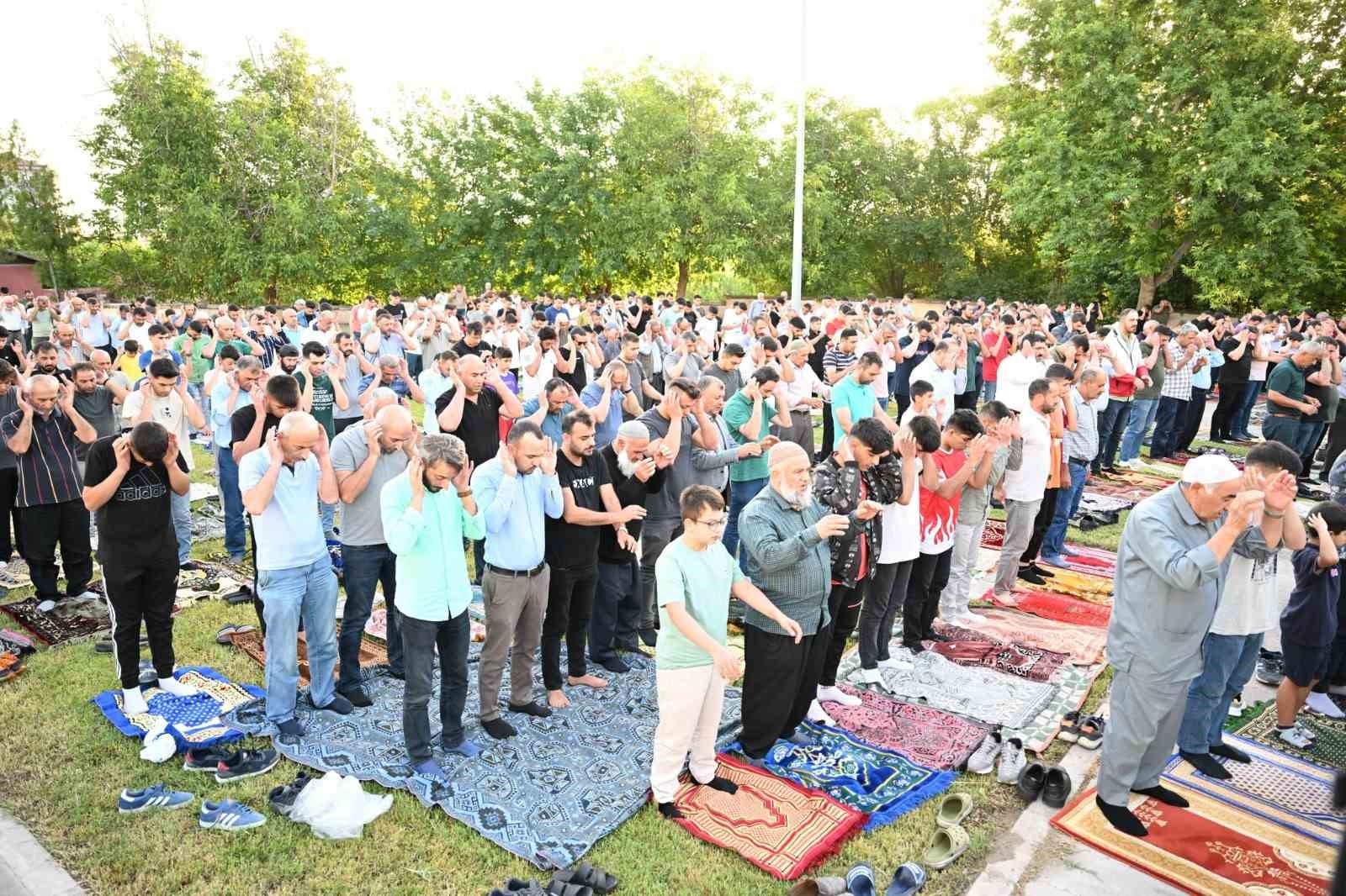 Başkan Taşkın, bayram namazı sonrası vatandaşlarla bayramlaştı