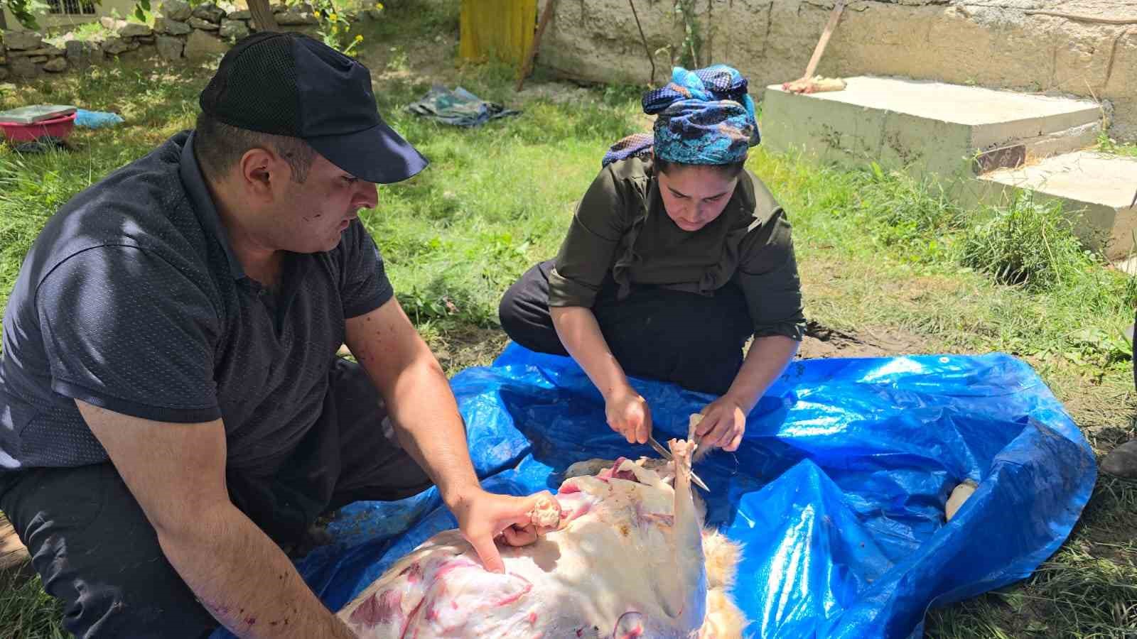 3 &ccedil;ocuk annesi maharetiyle kasaplara taş &ccedil;ıkarttı
