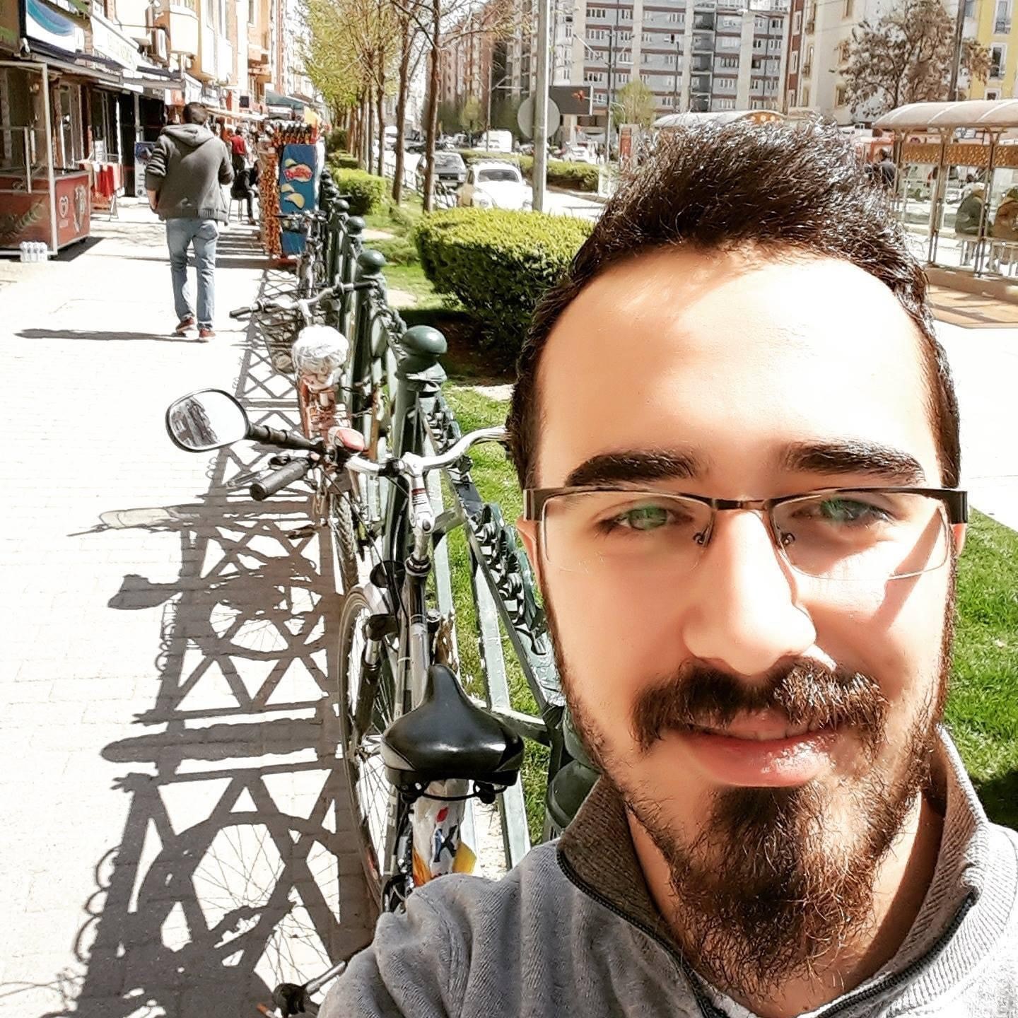 Isparta-Burdur kara yolunda kontrolden &ccedil;ıkan motosiklet bariyere &ccedil;arptı: 1 &ouml;l&uuml;, 1 yaralı
